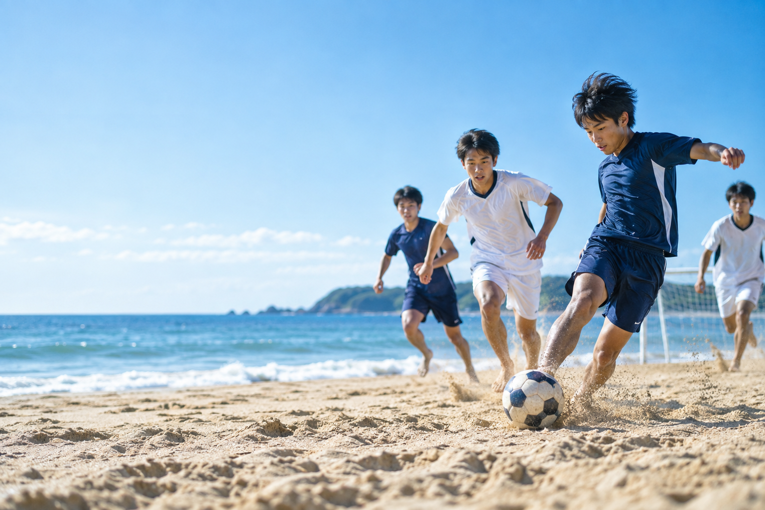 砂浜でビーチサッカーをする選手たちのイメージ
